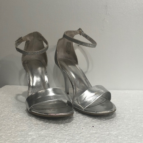 Fioni silver sandals. Size 8 1/2 - Picture 2 of 15